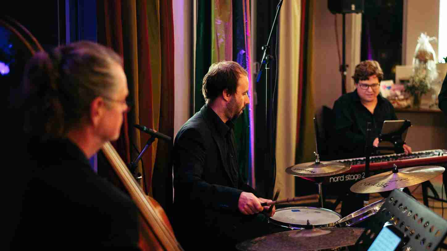 Winfried Wiesinger (bs), Andreas Nagengast (dr), Alexander Feil (p)